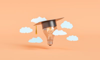 lampada brilhante com chapeu de graduação