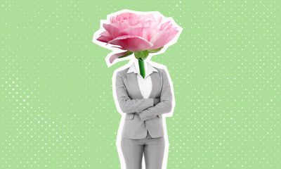 Mulher corporativa com flor